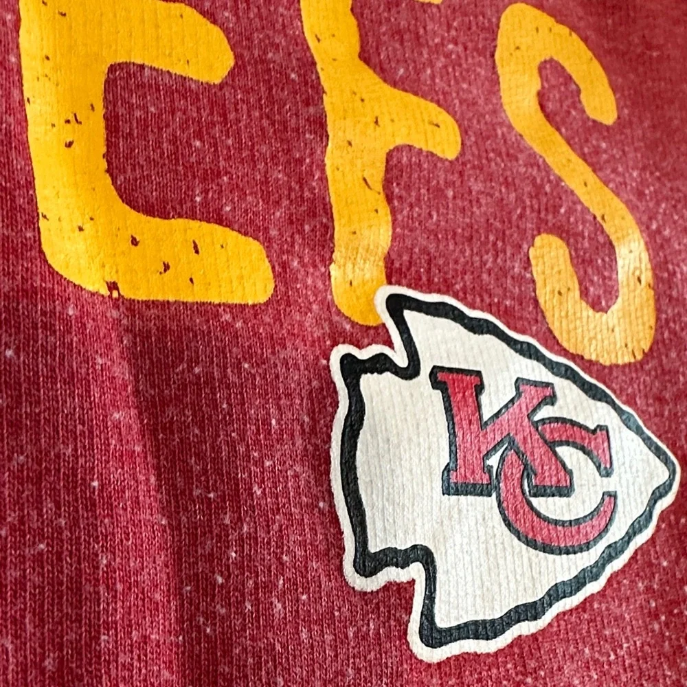 *last chance* NFL Team Apparel | Women’s Red Chiefs Sweatshirt - Picture 3 of 16